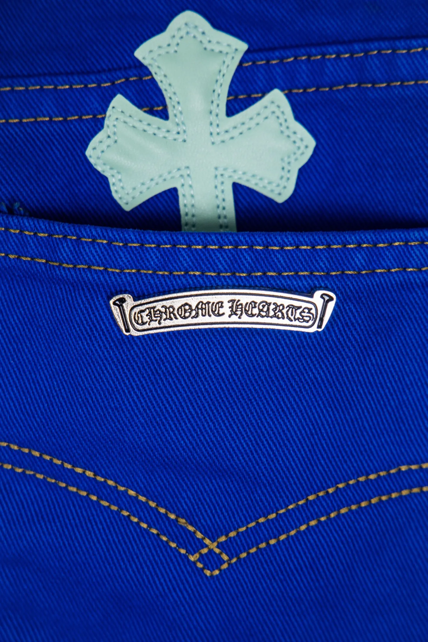P270 Top version CH Chromehearts 2025 new London limited edition double blue cross patchwork leather jeans. Jeans. Top ceiling quality. Styles with different washed textures, very friendly to people with thin legs and thick legs. The straight and loose version is very flattering to the leg shape. Moderate length that never goes out of style, easy and casual to match, basic styling for various styles, a must-have in the wardrobe! The fabric is stiff but also makes the upper body soft without losing texture. The washing process is even more perfect. It is a must-have item for everyone! ! ! Washed wheat, hang tag, pants label, three labels complete Color: blue Size: 28, 30, 32, 34